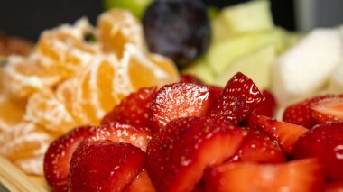 Canlı renklerde taze meyvelerden oluşan tasarım meyve tabağı.