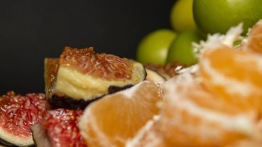 Canlı renklerde taze meyvelerden oluşan tasarım meyve tabağı.