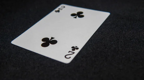 在明亮的灯光下 在黑色天鹅绒背景下非常详细地拍摄可收集的扑克牌 — 图库照片