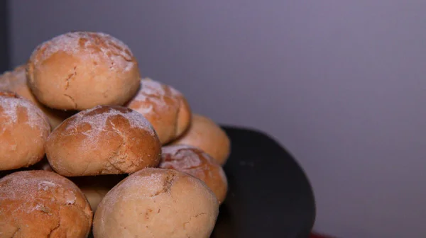 粉砂糖入りの新鮮な粉クッキーのクローズアップ — ストック写真