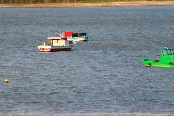 Небольшие Лодки Буксируемом Озере Дневном Свете — стоковое фото