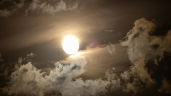 Gökyüzündeki Beyaz Bulutlar Sanat Eseri Gibi Alındı Gün Işığında — Stok fotoğraf