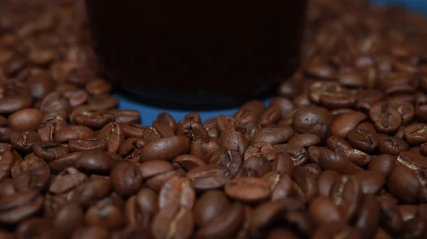 Hideg Kávé Átlátszó Pohárban Frissen Pörkölt Babkávé Közepén Kék Tányéron — Stock Fotó
