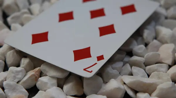 Колекційні Ігрові Карти Білих Каменях Чорній Керамічній Пластині Макрозйомка Під — стокове фото