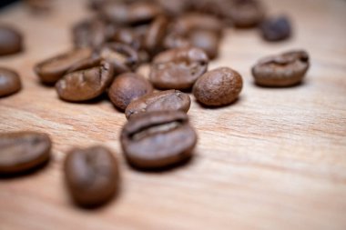 Taze kavrulmuş kahve çekirdeği.