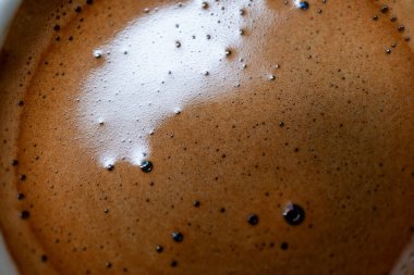 Taze kavrulmuş kahve çekirdeği.