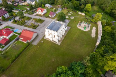 Eski Polonya şehrinin kalesinin havadan görünüşü