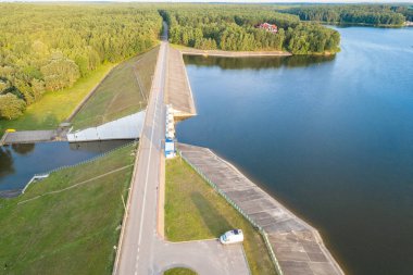 Ormandaki köprünün havadan görünüşü