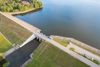 İHA görüntüsü. Yazın nehir ve ormanlı kırsal alan manzarası. Polonya 'da bahar günü
