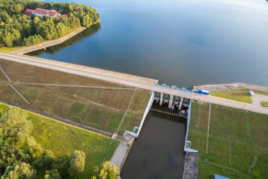 İHA görüntüsü. Yazın nehir ve ormanlı kırsal alan manzarası. Polonya 'da bahar günü