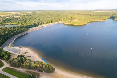 Ormandaki gölün havadan görünüşü