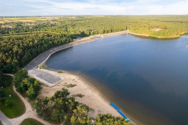 Göldeki barajın insansız hava aracı görüntüsü.