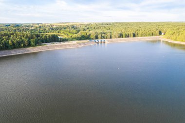 Yazın nehrin havadan görünüşü