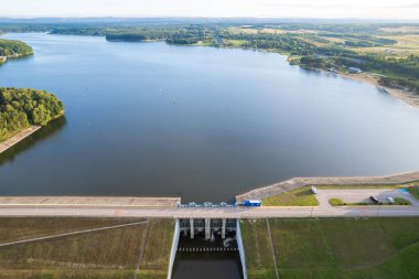 Şehrin en güzel gölünün havadan manzarası.