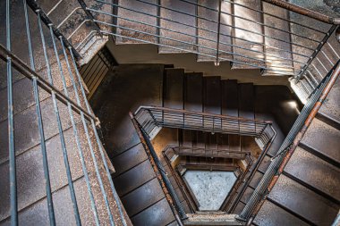 Eski merdivenler harabe içinde.