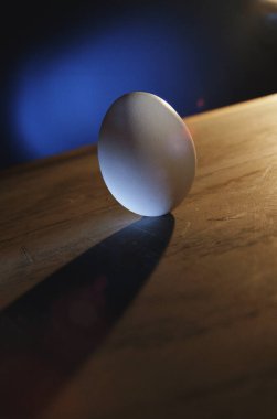 Gölge makrosu olan beyaz yumurta