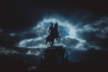 St. Petersburg 'da bir atlının heykeli 