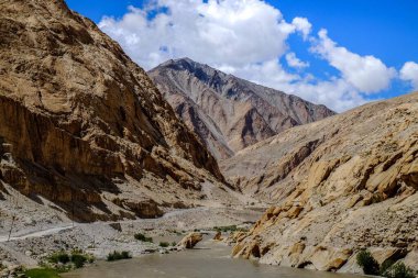 İsrail 'in kuzeyindeki Negev Çölü vadisindeki dağların güzel manzarası.