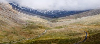 Karlı ve dağlı güzel bir manzara.