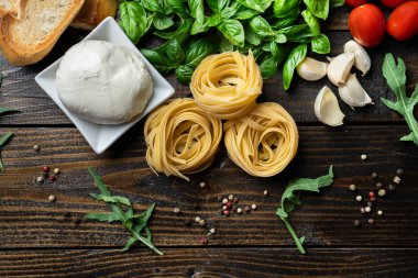İtalyan yemek malzemeleri, taze mozzarella, bruschetta, çiğ tagliatelle, sarımsak, domates, roka ve fesleğen yaprağı.