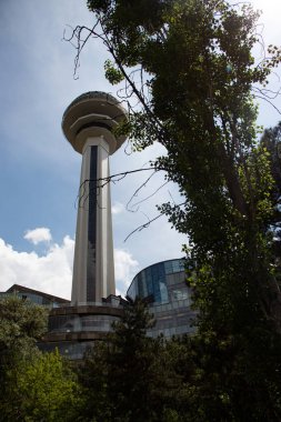 Ağaçlar arasında Ankara 'nın sembolü olan önemli bir binanın manzarası