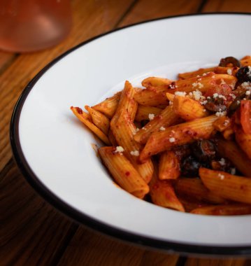 Penne arabiata tabağının bir kısmı. Seçici Odaklanma.