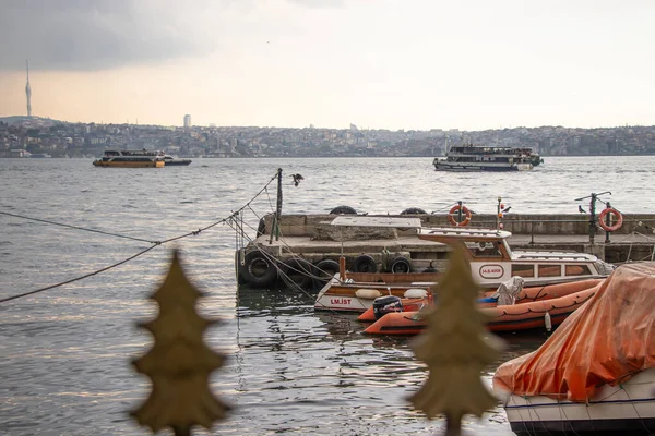 Beşiktaş Stanbul Türkiye Nisan 2023 Gün Batımında Renkli Teknelerle Çitlerin — Stok fotoğraf