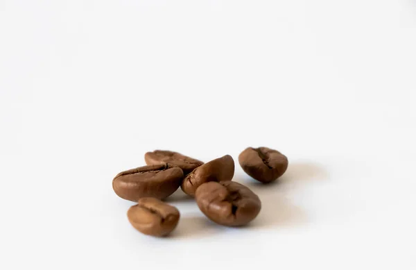Kaffeebohnen Eine Kleine Gruppe Brauner Kaffeebohnen Isoliert Auf Weißem Hintergrund — Stockfoto