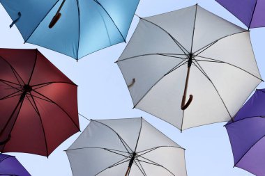 Asılı şemsiyeler. Aşağıdan bir grup renkli asılmış şemsiyenin altına bakın..