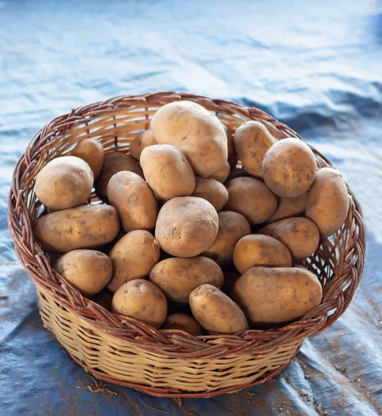 Patatesler, pazarda duran sepetteki patates yığını. Seçici Odaklanma.