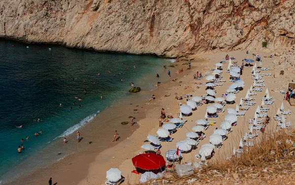 Ünlü körfezler. Antalya 'nın kalabalık plajlı ünlü koylarından birinin uzak bir görüntüsü.