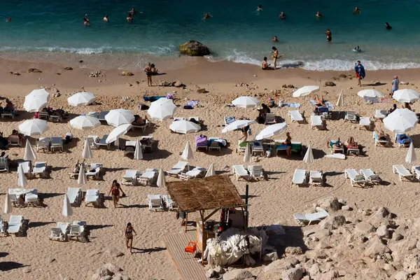 Kalabalık plaj. Mavi ve dalgalı denizlerdeki insanlar Kalabalık plajlarda güzel kumlar.