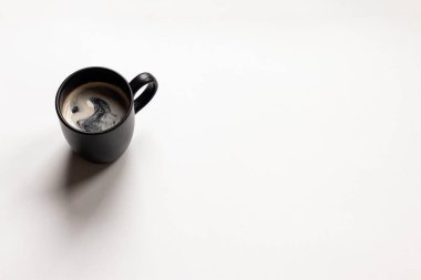 Metin için fotokopi alanı olan bir fincan kahvenin üst görüntüsü. Beyaz arka planda izole edilmiş. Modern düz yatak.