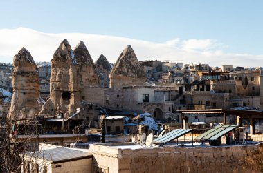 Türkiye 'de Kapadokya' da erozyon kolonları olan tarihi bir kasaba manzarası. Erozyon sütunları.