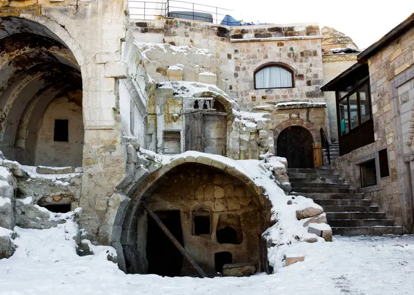 Mağara. Türkiye 'de Kapadokya' da bir mağaranın içine inşa edilmiş bir otel.