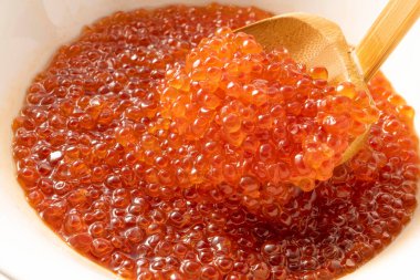 Japon haşlanmış somon yumurtası yemekleri.