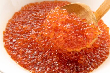 Japon haşlanmış somon yumurtası yemekleri.