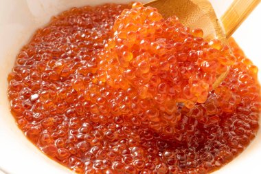 Japon haşlanmış somon yumurtası yemekleri.