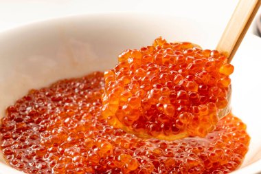 Japon haşlanmış somon yumurtası yemekleri.