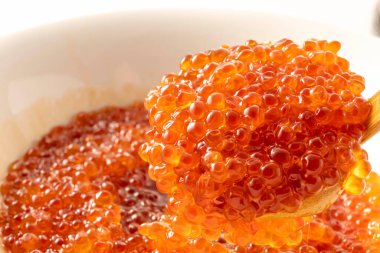 Japon haşlanmış somon yumurtası yemekleri.