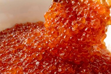 Japon haşlanmış somon yumurtası yemekleri.