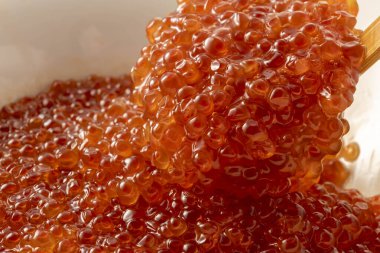 Japon haşlanmış somon yumurtası yemekleri.