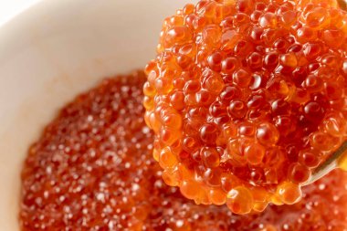 Japon haşlanmış somon yumurtası yemekleri.