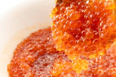 Japon haşlanmış somon yumurtası yemekleri.