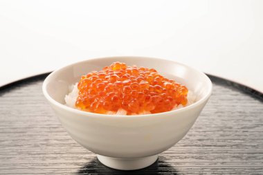 Japon haşlanmış somon yumurtası yemekleri.