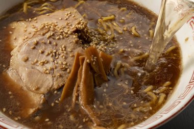 Japon eriştesi ve çorba.