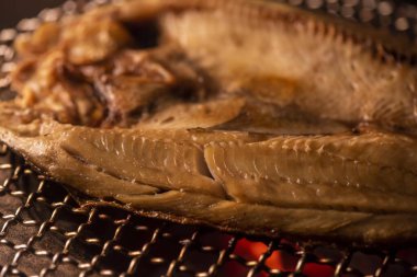 Izgarada kızarmış tavuk.