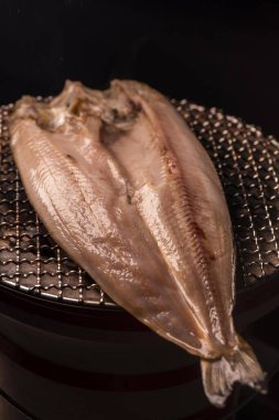 Tavadaki taze balığı kapat.