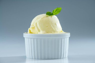Taze ve lezzetli sütten yapılmış dondurma.