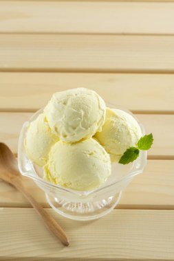 Taze ve lezzetli sütten yapılmış dondurma.